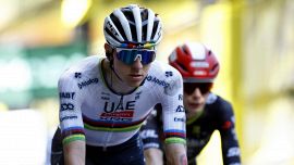 Tour de France, finale folle a Tolosa: la paura di Pogacar e il gesto dei suoi rivali. L’invasione di un manifestante al traguardo