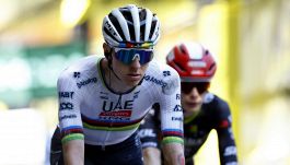 Tour de France, finale folle a Tolosa: la paura di Pogacar e il gesto dei suoi rivali. L’invasione di un manifestante al traguardo