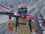 Andreas Tonelli precipita e muore in Val Gardena: le sue imprese in mountain bike avevano fatto innamorare i social