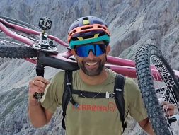 Andreas Tonelli precipita e muore in Val Gardena: le sue imprese in mountain bike avevano fatto innamorare i social