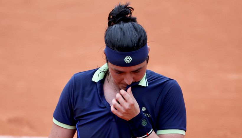 Ons Jabeur, stop al tennis per “ritrovare la gioia di vivere”: i messaggi di Badosa e Gauff. Poi la tunisina litiga sui social