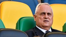 Lazio, la contestazione a Lotito diventa un caso politico: la protesta dei tifosi. Anche Insigne pronto a “tradire” Sarri