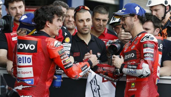 Gp Repubblica Ceca: Bagnaia va oltre la pole e lancia l'allarme: "La gomma si mangia tanto". Marquez spiega la caduta