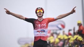 Tour de France, 14a Tappa: Arensman anticipa i big, Vingegaard prova ad attaccare Pogacar. Evenepoel, ritiro inevitabile