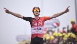 Tour de France, 14a Tappa: Arensman anticipa i big, Vingegaard prova ad attaccare Pogacar. Evenepoel, ritiro inevitabile