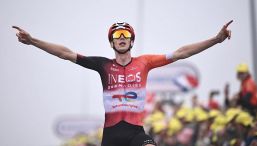 Tour de France, 14a Tappa: Arensman anticipa i big, Vingegaard prova ad attaccare Pogacar. Evenepoel, ritiro inevitabile