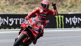 Gp Repubblica Ceca: Marquez domina a Brno, mondiale in tasca alla sosta. Bezzecchi e Acosta a podio, Bagnaia 4°