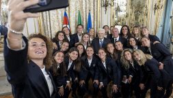Italia da Mattarella, le azzurre in Quirinale: Girelli orgoglio e lacrime, il selfie e il regalo al Presidente