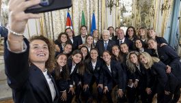Italia da Mattarella, le azzurre in Quirinale: Girelli orgoglio e lacrime, il selfie e il regalo al Presidente