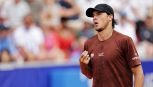 ATP Umago, Darderi prima fa doppietta poi si accascia a terra: scene incredibili dopo la finale. Gesto da applausi di Taberner