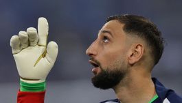 Donnarumma e il figlioletto assediati dai tifosi del Galatasaray, ma il Psg ha avviato la trattativa con lo United