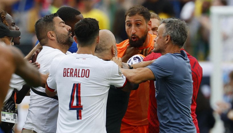 Luis Enrique condannato dai media francesi, la sua risposta in conferenza stampa solleva più dubbi
