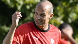 Milan, Allegri inventa Saelemaekers e Pobega terzini e sul web si scatena l'ironia: e Vlahovic riprende quota