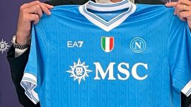 Napoli, De Bruyne si prende la maglia di Lukaku ma è bufera per l'errore in inglese sulle nuove divise