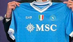 Napoli, De Bruyne si prende la maglia di Lukaku ma è bufera per l'errore in inglese sulle nuove divise