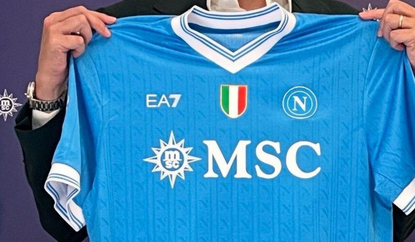 Napoli, De Bruyne si prende la maglia di Lukaku ma è bufera per l'errore in inglese sulle nuove divise