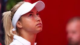Putintseva come Raducanu, incubo stalker a Wimbledon: "Quell'uomo ha un coltello". E crolla contro Anisimova