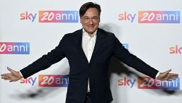 Caressa: nuova replica ad Adani poi rivela prossimo programma assieme alla moglie