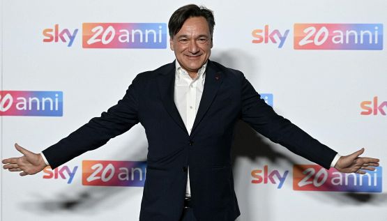 Caressa: nuova replica ad Adani poi rivela prossimo programma assieme alla moglie