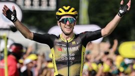 Tour de France, 10a Tappa: assolo di Simon Yates, Pogacar 'lascia' la maglia gialla a Healy