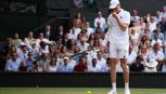 Sinner-Alcaraz, tappo di champagne in campo durante la finale: Jannik sfiorato, McEnroe chiede provvedimenti