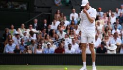 Sinner-Alcaraz, tappo di champagne in campo durante la finale: Jannik sfiorato, McEnroe chiede provvedimenti