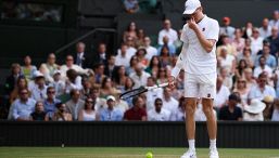 Sinner-Alcaraz, tappo di champagne in campo durante la finale: Jannik sfiorato, McEnroe chiede provvedimenti