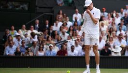 Sinner-Alcaraz, tappo di champagne in campo durante la finale: Jannik sfiorato, McEnroe chiede provvedimenti