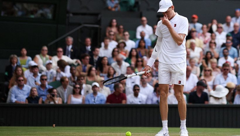 Sinner-Alcaraz, tappo di champagne in campo durante la finale: Jannik sfiorato, McEnroe chiede provvedimenti