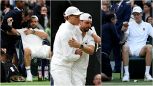 Wimbledon, il gomito di Sinner e la spalla di Dimitrov: le foto del doppio ko, Jannik consola Grigor in lacrime