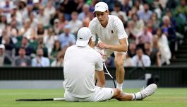 Sinner salvato dal ritiro di Dimitrov: i guai al gomito, la vendetta di Panichi e Badio, poi il colpo di scena