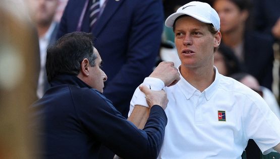 Sinner e la lunga attesa degli esami: la risonanza al gomito, annullato allenamento pomeridiano