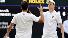 Alcaraz col Re di Spagna, Sinner... da solo: l'assenza della politica italiana a Wimbledon fa discutere