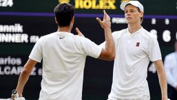 Alcaraz col Re di Spagna, Sinner... da solo: l'assenza della politica italiana a Wimbledon fa discutere