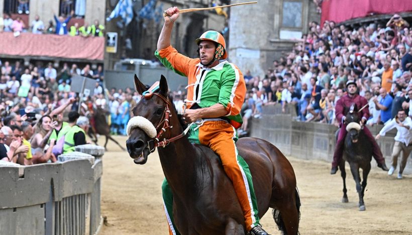 Palio di Siena, Tartuca e Chiocciola rivali in piazza, ma favorite. Tittia va a caccia del record