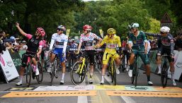 Tour de France, 21a tappa: Van Aert scappa sulla salita di Montmartre e fa il vuoto. Festa Pogacar e Milan
