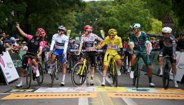 Tour de France, 21a tappa: Van Aert scappa sulla salita di Montmartre e fa il vuoto. Festa Pogacar e Milan