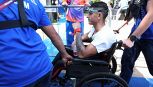 Diego Vera in sedia a rotelle dopo l'infortunio nella 10 km ai Mondiali di nuoto Singapore
