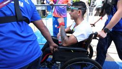 Diego Vera in sedia a rotelle dopo l'infortunio nella 10 km ai Mondiali di nuoto Singapore