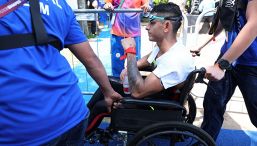 Diego Vera in sedia a rotelle dopo l'infortunio nella 10 km ai Mondiali di nuoto Singapore