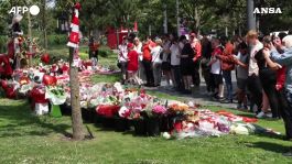 I tifosi del Liverpool depongono fiori allo stadio di Anfield per Diogo Jota