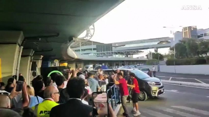 Calcio: Roma, Wesley arrivato a Fiumicino accolto dai tifosi giallorossi