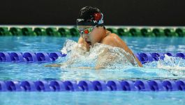 Quello che sappiamo di Yu Zidi, nuotatrice cinese 12enne che ha sconvolto i Mondiali di Singapore 2025 e stracciato regolamento