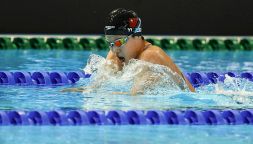 Quello che sappiamo di Yu Zidi, nuotatrice cinese 12enne che ha sconvolto i Mondiali di Singapore 2025 e stracciato regolamento