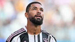Juventus, Douglas Luiz: il freddo saluto ai tifosi prima di andare al Nottingham Forest. Ora può tornare Kolo Muani