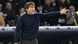 Napoli, Conte si nasconde e scarica la pressione sulle rivali: poi l’elogio a De Bruyne e la speranza su Lucca