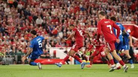 Premier League, Liverpool brividi per l’omaggio a Diogo Jota e vergogna per i cori razzisti