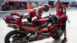 Motogp, Bagnaia non sa più che fare: Non c'è modo di risolvere in frenata, solo Marquez bene con questa moto