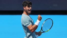 Alcaraz, i caroselli dopo il ritiro di Sinner a Cincinnati scatenano la bufera: "Ma non era dispiaciuto?"