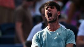 Alcaraz ordina al team: 'Zitti, c'è la telecamera'. Carlos spiato agli US Open? Il caso di Sinner (con gaffe)